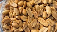 Kacang bawang juga idetik disuguhkan dalam stoples saat lebaran. Ternyata kacang bawang bisa menjadi singkatan dengan kalimat kandasnya cinta terus terbayang berharap waktu bisa terulang. Foto: Instagram @timelinejowo