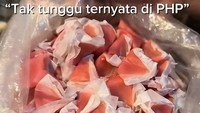 Tape yang dikemas dalam kertas minyak menjadi camilan yang ikonik di daerah Jawa. Singaktan nama tape juga dibuat lucu menjadi tak tunggu ternyata di-PHP. Foto: Instagram @timelinejowo