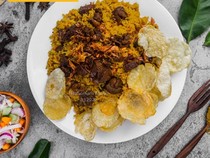 Nasi Goreng Rating Tinggi di Jakarta hingga Pria Makan Babi Hutan Nyaris Tewas