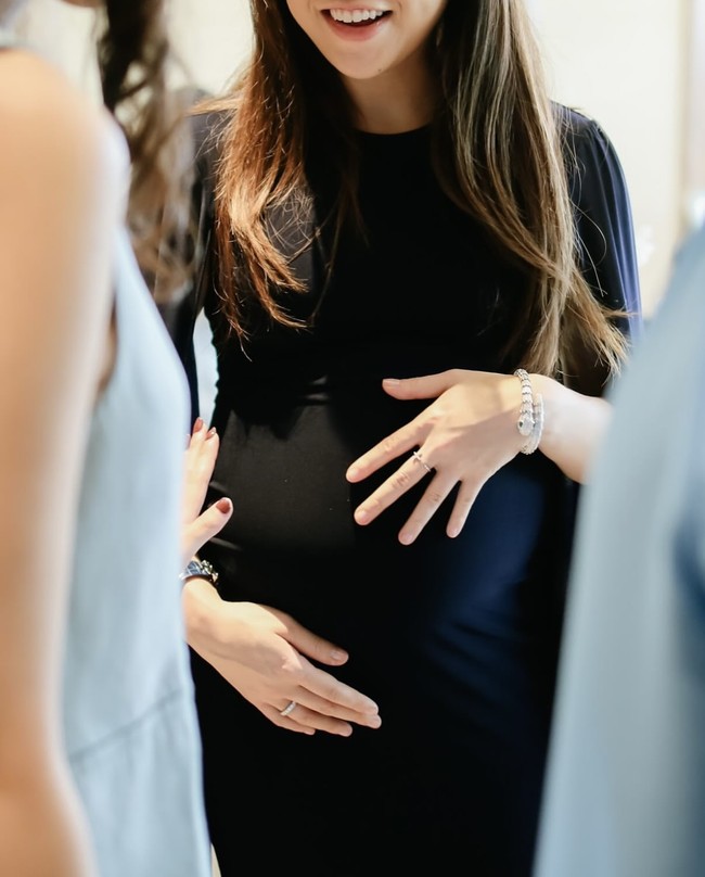 Anak keempat Hary dan Liliana Tanoesoedibjo, Clarissa Tanoesoedibjo saat ini diketahui tengah menantikan kehadiran anak pertamanya dengan Anthony Putra. Tak terasa kini usia kehamilannya sudah memasuki trimester ketiga. Foto: Instagram/@clarissatanoe