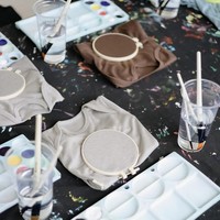 Acara baby shower Clarissa tampak asik dengan beragam aktivitas seru, salah satunya melukis di atas baju bayi. Foto: Instagram/@clarissatanoe