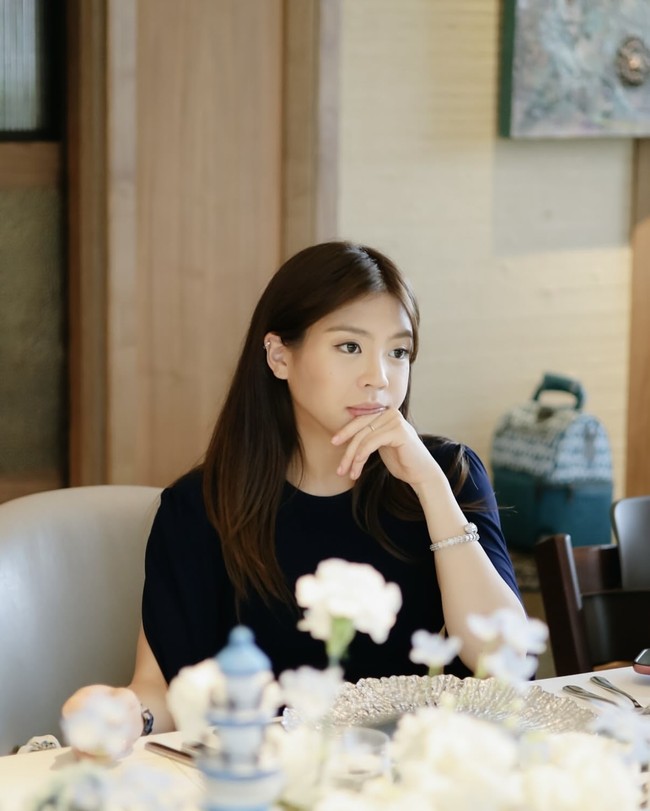 Meski tengah hamil besar namun tampaknya Clarissa tak mengalami perubahan yang signifikan pada bagian wajahnya, hanya bagian perutnya saja yang membesar. Foto: Instagram/@clarissatanoe