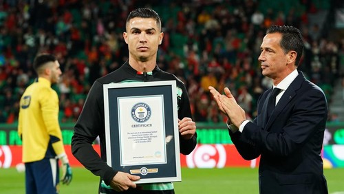 LISBON, PORTUGAL - MARCH 23: Cristiano Ronaldo of Portugal receives Guinness world record for most wins in an international football career prior to the UEFA Nations League Quarterfinal Leg Two match between Portugal and Denmark at Estadio Jose Alvalade on March 23, 2025 in Lisbon, Portugal. (Photo by Gualter Fatia - UEFA/UEFA via Getty Images)