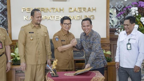 Bupati Adi Arnawa didampingi Wabup Bagus Alit Sucipta saat menerima Bantuan TJSP/CSR dari BPD Bali di Puspem Badung, Senin (24/3/2025).