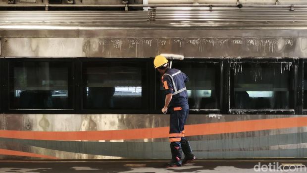 Cucu Subarna, petugas pencuci kereta di Stasiun Bandung.