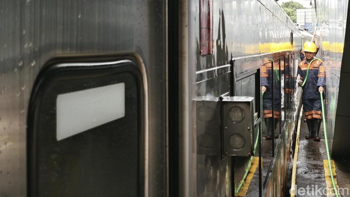 Cucu Subarna, petugas pencuci kereta di Stasiun Bandung.