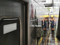 Loyalitas Cucu Pastikan Kereta Tetap Bersih di Hari Lebaran