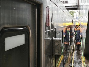Loyalitas Cucu Pastikan Kereta Tetap Bersih di Hari Lebaran