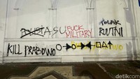 Vandalisme yang dilakukan demonstrasi dengan mencoret-coret tembok gedung dikawasan Gedung Negara Grahadi.