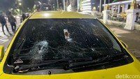 Mobil berwarna kuning Toyota Ayla yang terparkir di Jalan Gubernur Suryo mengalami pecah kaca.