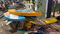 Gapura didepan menyambut ramadan di gerbang sisi timur rusak usai aksi demo tersebut.