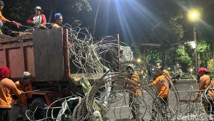 Dampak Kerusakan usai Demo Tolak UU TNI di Surabaya Dampak Kerusakan usai Demo Tolak UU TNI di Surabaya