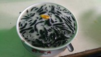 Dawet Hitam Kutoarjo di Jalan I Gusti Ngurah Rai No. 1, Jakarta Timur ini juga menggunakan dawet abu merang yang pekat hitamnya. Kuah dawet itu manis gurih dengan tambahan nangka dan ketan item. Harganya Rp 10.000-an. Foto: Google Review