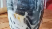 Es Dawet Ireng Mba Ipah juga bisa dinikmati sebagai takjil yang manis segar. Sajian es dawetnya hitam pekat dengan rasa kuah manis gurih yang segar. Harganya dibanderol Rp 10.000-an. Foto: Google Review