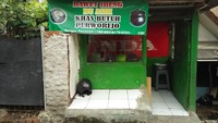 Dawet Ireng Bu Asih juga bisa dikunjungi kalau ingin menikmati es dawet yang autentik khas Purworejo. Berupa warung sederhana yang menyajikan es dawet manis segar, harganya Rp 7.000 per porsi. Foto: Google Review