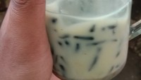 ES Dawet Ireng 999 yang berlokasi Jalan Basmol Raya, Kembangan, Jakarta Barat patut dicoba kalau ingin menikmati kesegarannya. Dawet ireng ini juga ditawarkan dengan potongan nangka seharga Rp 5.000 - Rp 10.000. Foto: Google Review