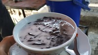 MM Dawet Ireng menjadi tempat menikmati es dawet ireng di Jakarta Selatan. Warungnya sederhana di pinggir jalan, harga seporsinya sekitar Rp 10.000 per porsi. Rasanya santannya cukup gurih lho! Foto: Google Review