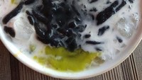 Racikan es dawet ireng yang segar satu ini juga bisa ditambahkan nangka, alpukat, dan durian. Bisa mengunjungi gerai Es Dawet Hitam Segar di kawasan Kadu, Curug, Tangerang. Harganya mulai dari Rp 8.000 - Rp 15.000 per porsi. Foto: Google Review