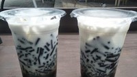 Es Dawet Ireng Bang Bray di Sarakan, Tangerang juga patut dicoba. Ditawarkan gerobakan berwarna hijau mencolok. Kamu bisa menikmatinya dengan harga mulai dari Rp 8.000-an per porsi. Foto: Google Review