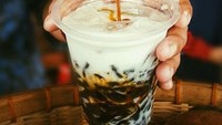 Dawet ireng yang manis legit juga bisa dinikmati di warung bernama Dawet Ireng & Kupat Tahu 5758. Di sini es dawet ireng dibanderol harga mulai dari Rp 8.000-an. Bisa disajikan di gelas maupun mangkuk. Foto: Google Review