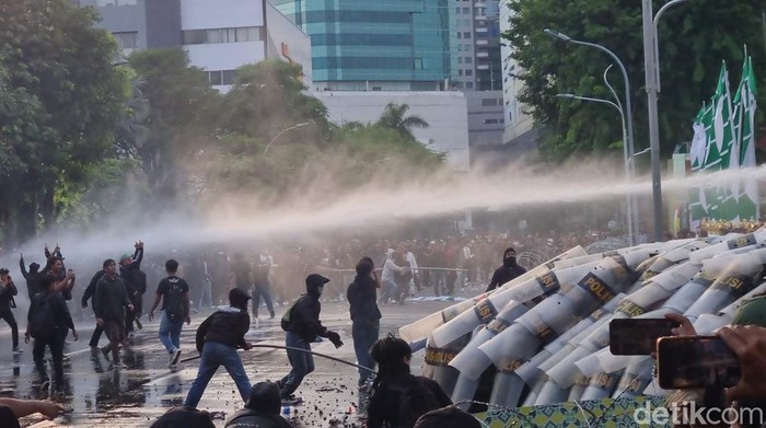 demo grahadi tolak uu tni