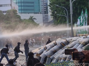 Water Canon dan Suara Tembakan Usaha Polisi Halau Pendemo yang Ricuh