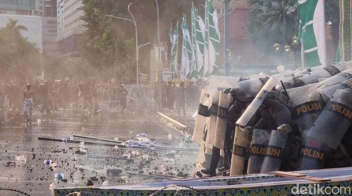 demo grahadi tolak uu tni