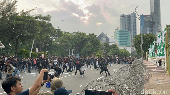 demo grahadi tolak uu tni