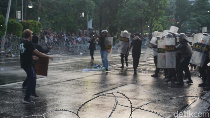 demo grahadi tolak uu tni
