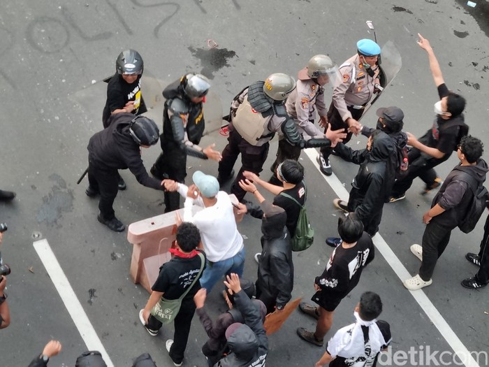 demo grahadi tolak uu tni