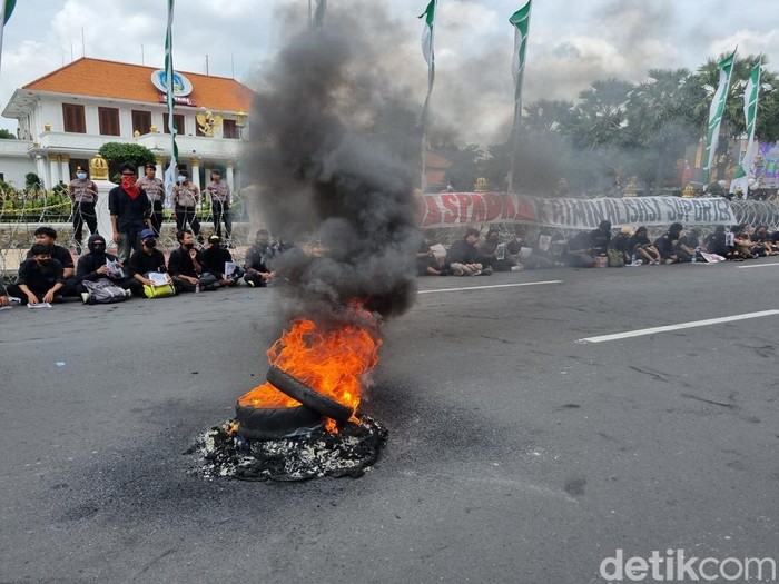 Demo Grahadi UU TNI