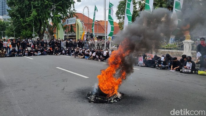 Demo Grahadi UU TNI