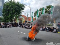 Kecewa Pengesahan UU TNI, Massa Pendemo di Surabaya Lempar Sepatu