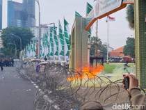 Anarkis, Massa Demo Tolak UU TNI di Grahadi Lempar Petugas dengan Molotov