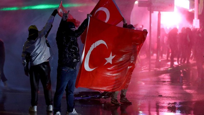 People holding Turkish flags take part in a protest on the day Istanbul Mayor Ekrem Imamoglu was jailed as part of a corruption investigation, in Ankara, Turkey, March 23, 2025. REUTERS/Cagla Gurdogan