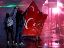 Video Gas Air Mata hingga Nyala Kembang Api di Demo Istanbul Turki