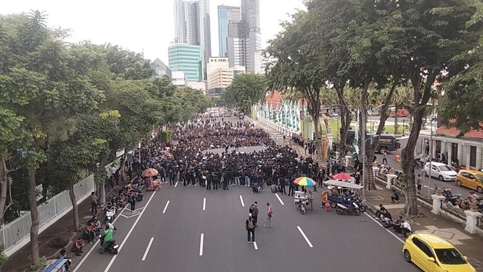 Demo mahasiswa di Grahadi