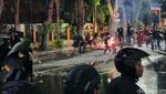 Polisi Pukul Mundur Massa Tolak UU TNI di Surabaya