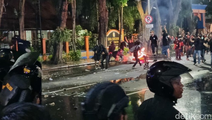 demo mahasiswa di grahadi ricuh