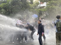 Demo Tolak UU TNI di Sukabumi, Massa Lempar Cat-Polisi Tembakan Water Canon