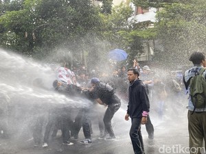 Demo Tolak UU TNI di Sukabumi, Massa Lempar Cat-Polisi Tembakan Water Canon