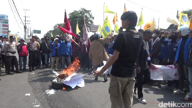 Demo tolak UU TNI di Lumajang sempat ricuh