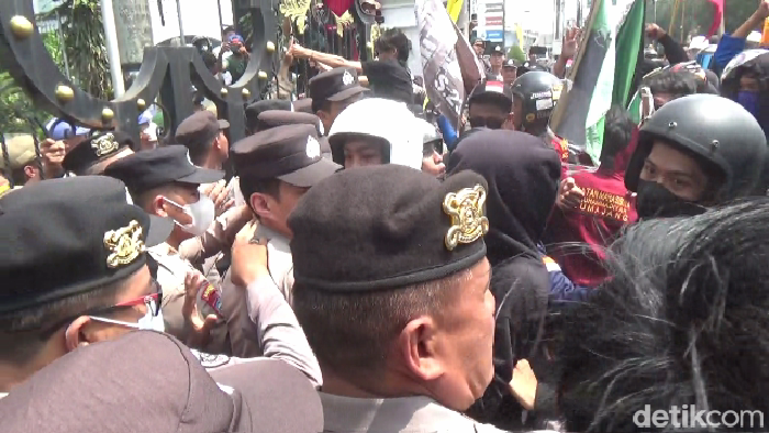 Demo tolak UU TNI di Lumajang sempat ricuh