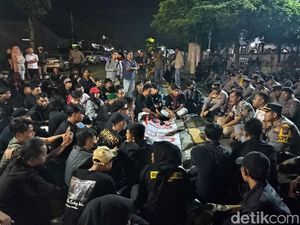 Aksi Mahasiswa Blitar Tuntut Perppu Pembatalan UU TNI