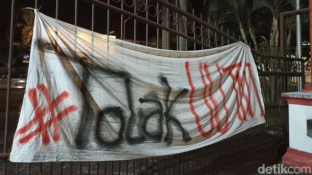 Demo tolak UU TNI di Blitar