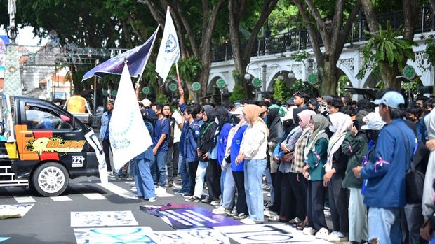Demo tolak UU TNI di Gresik