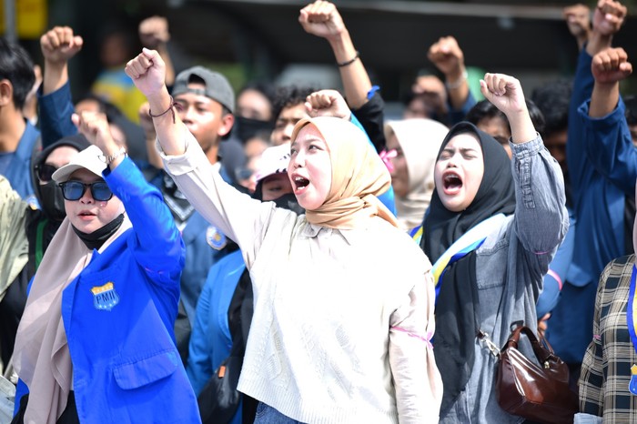 Demo tolak UU TNI di Gresik