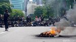 Aksi Bakar Ban Warnai Demo Tolak UU TNI di Surabaya