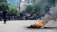 Selain membakar ban bekas. Mereka juga membacakan puisi dan aksi teatrikal.