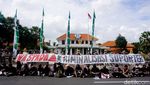Aksi Bakar Ban Warnai Demo Tolak UU TNI di Surabaya